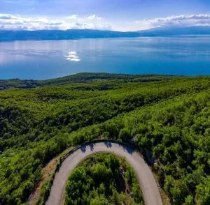 фотографија од планината со поглед кон охридско езеро
